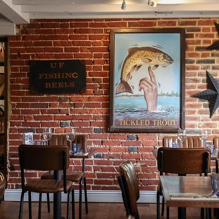 ホテル The Tickled Trout メードストン エクステリア 写真