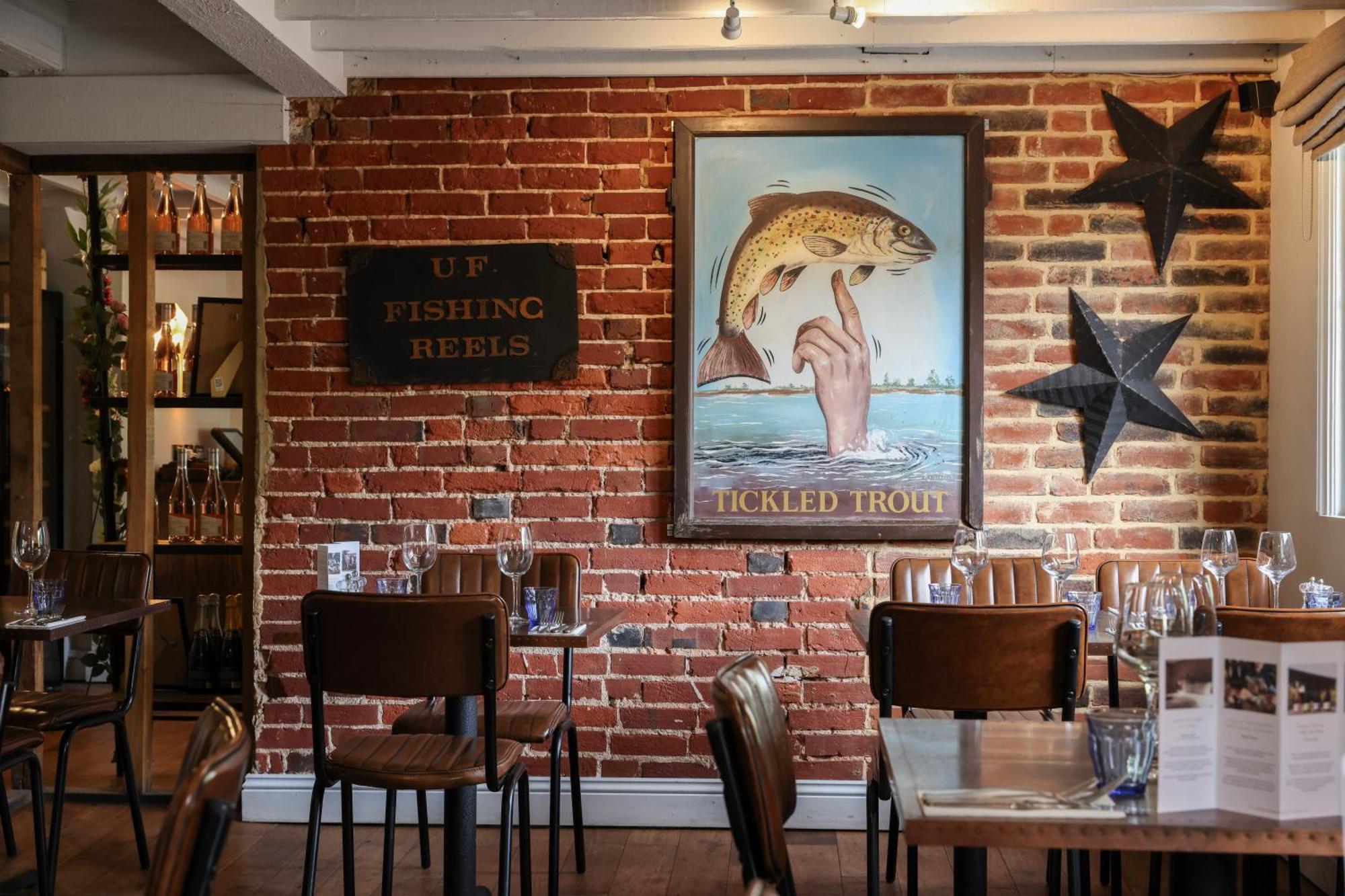 ホテル The Tickled Trout メードストン エクステリア 写真
