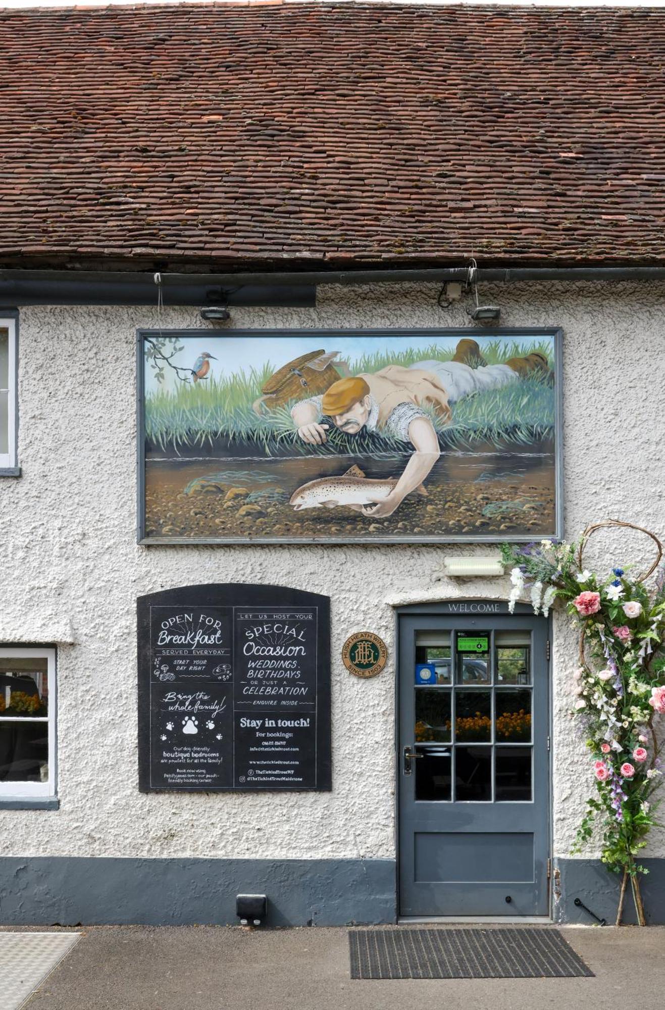 ホテル The Tickled Trout メードストン エクステリア 写真