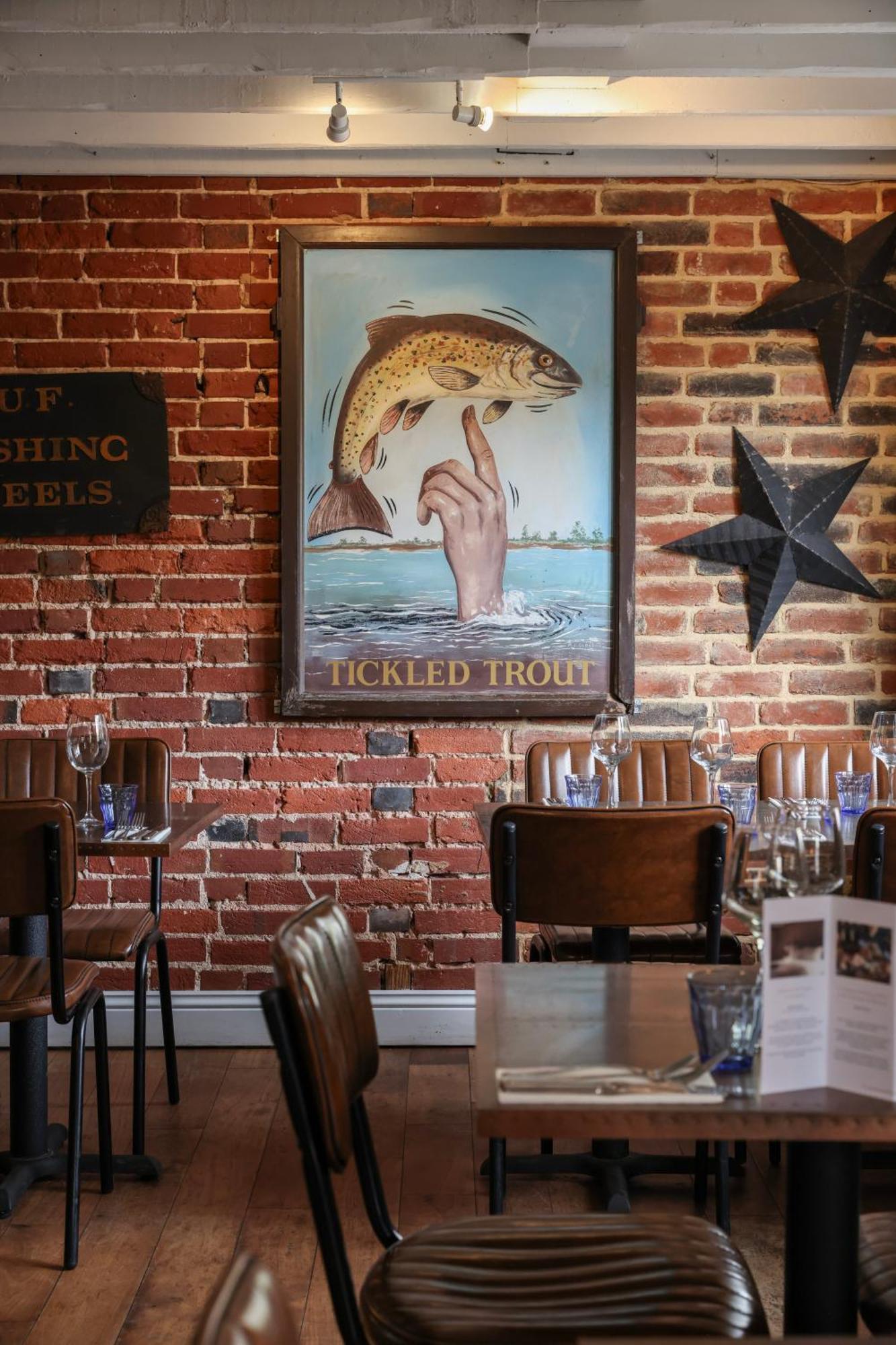 ホテル The Tickled Trout メードストン エクステリア 写真